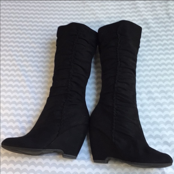 Shoes - 🍀 10 for $25.00 suede boots